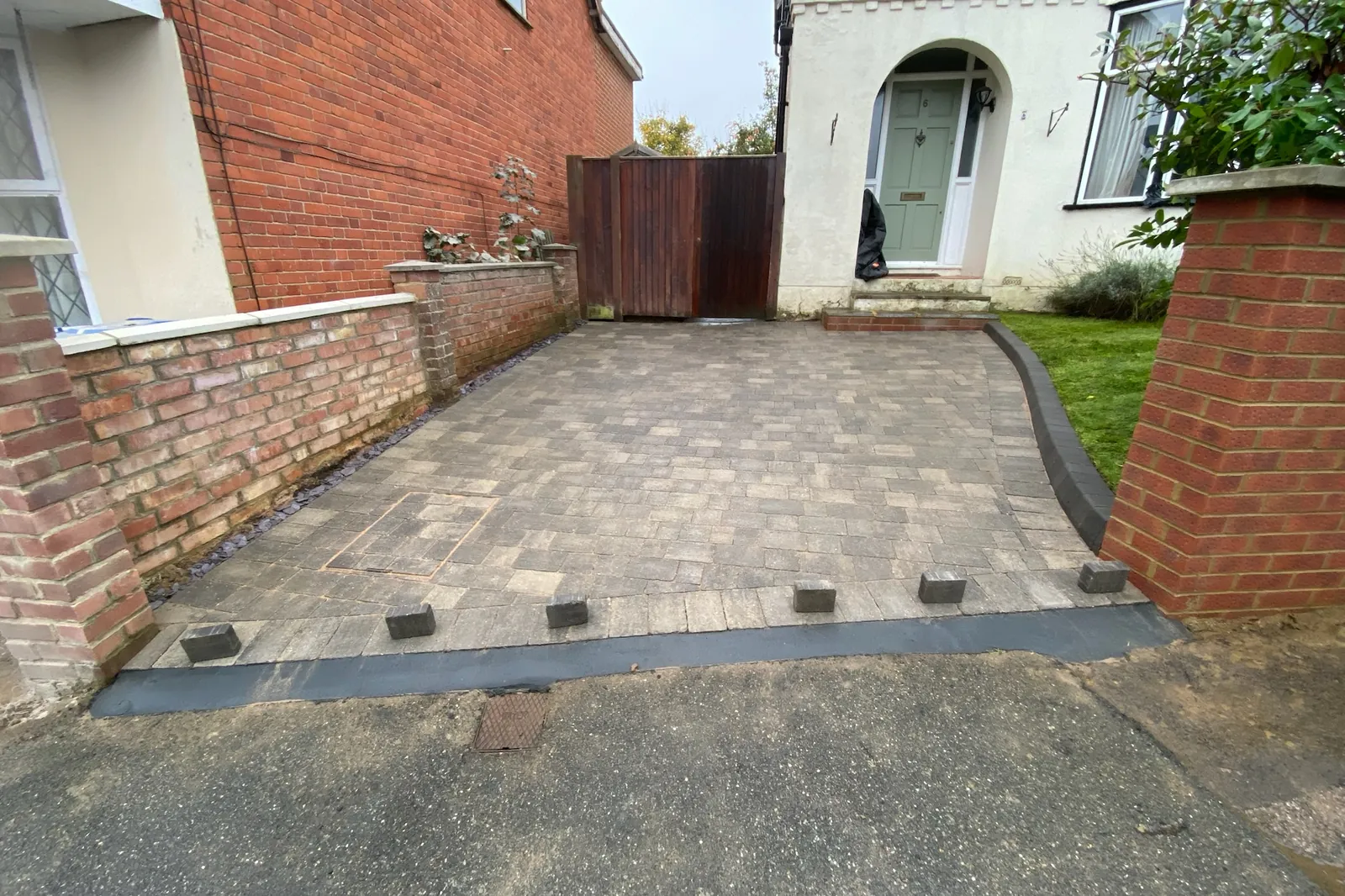 Kerb and edging finished at the pavement, Maidenhead, 2024