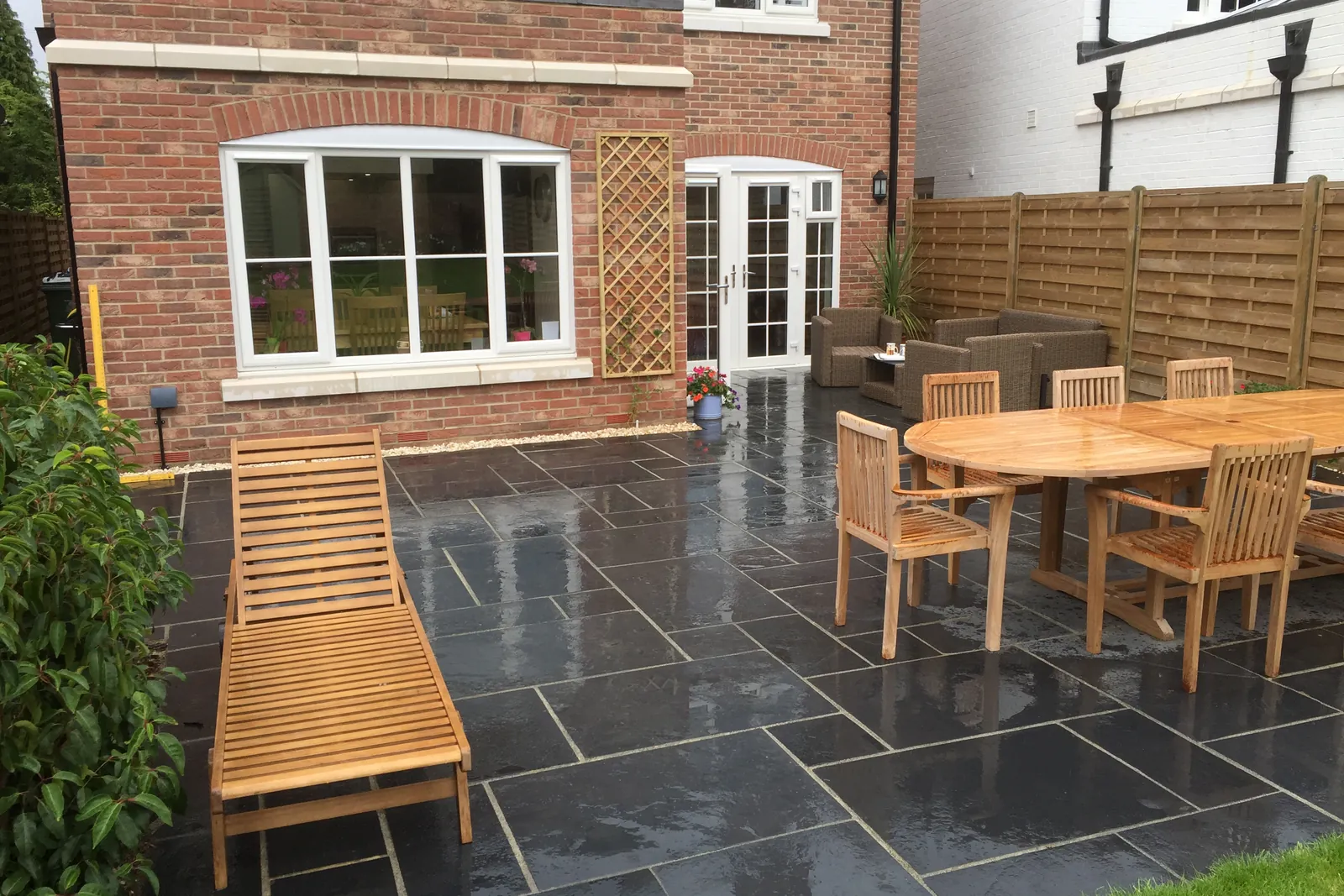 Slatted fencing round a black slate patio, Bisham, near Maidenhead, 2017