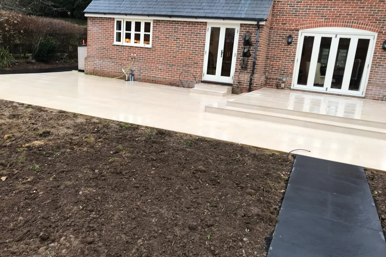Porcelain patio and steps with a black slate path, Marlow, 2021